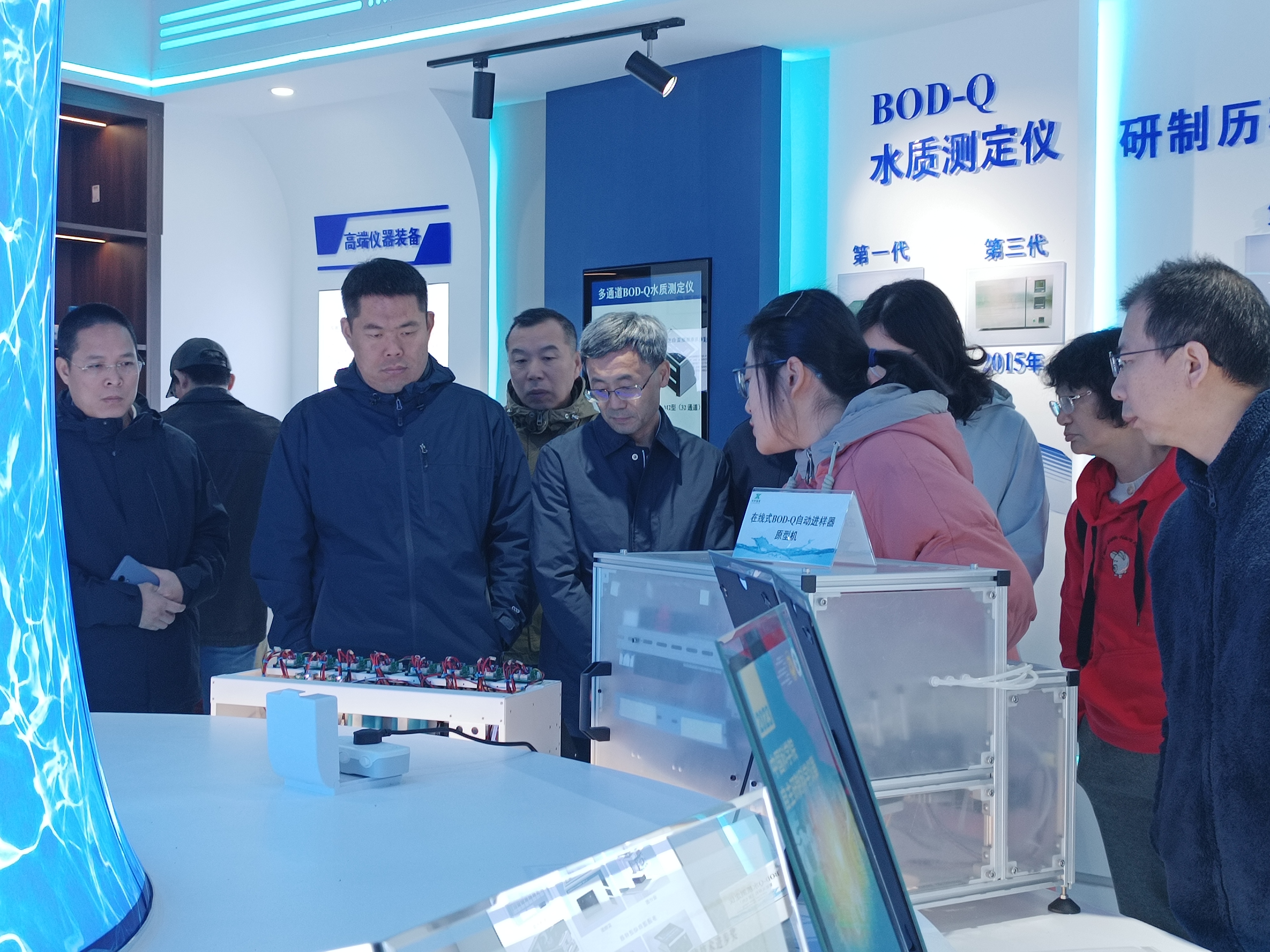 中國科學(xué)院長春分院、武漢分院領(lǐng)導(dǎo)一行參觀我司儀器展廳