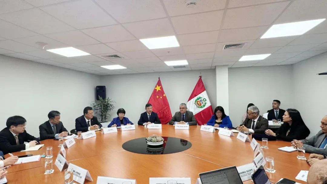 生態(tài)環(huán)境部部長(zhǎng)黃潤(rùn)秋與秘魯環(huán)境部長(zhǎng)卡斯特羅舉行雙邊會(huì)談