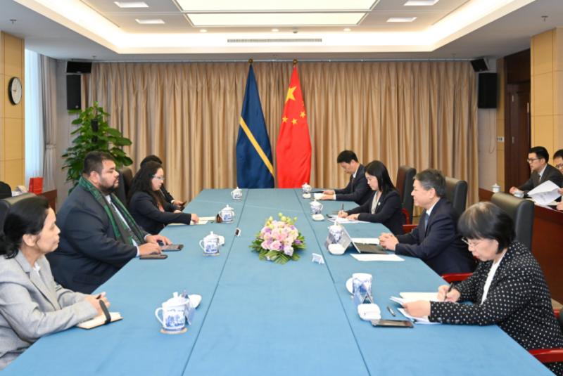 生態(tài)環(huán)境部部長黃潤秋會見瑙魯教育、氣候變化、土地管理部長阿皮