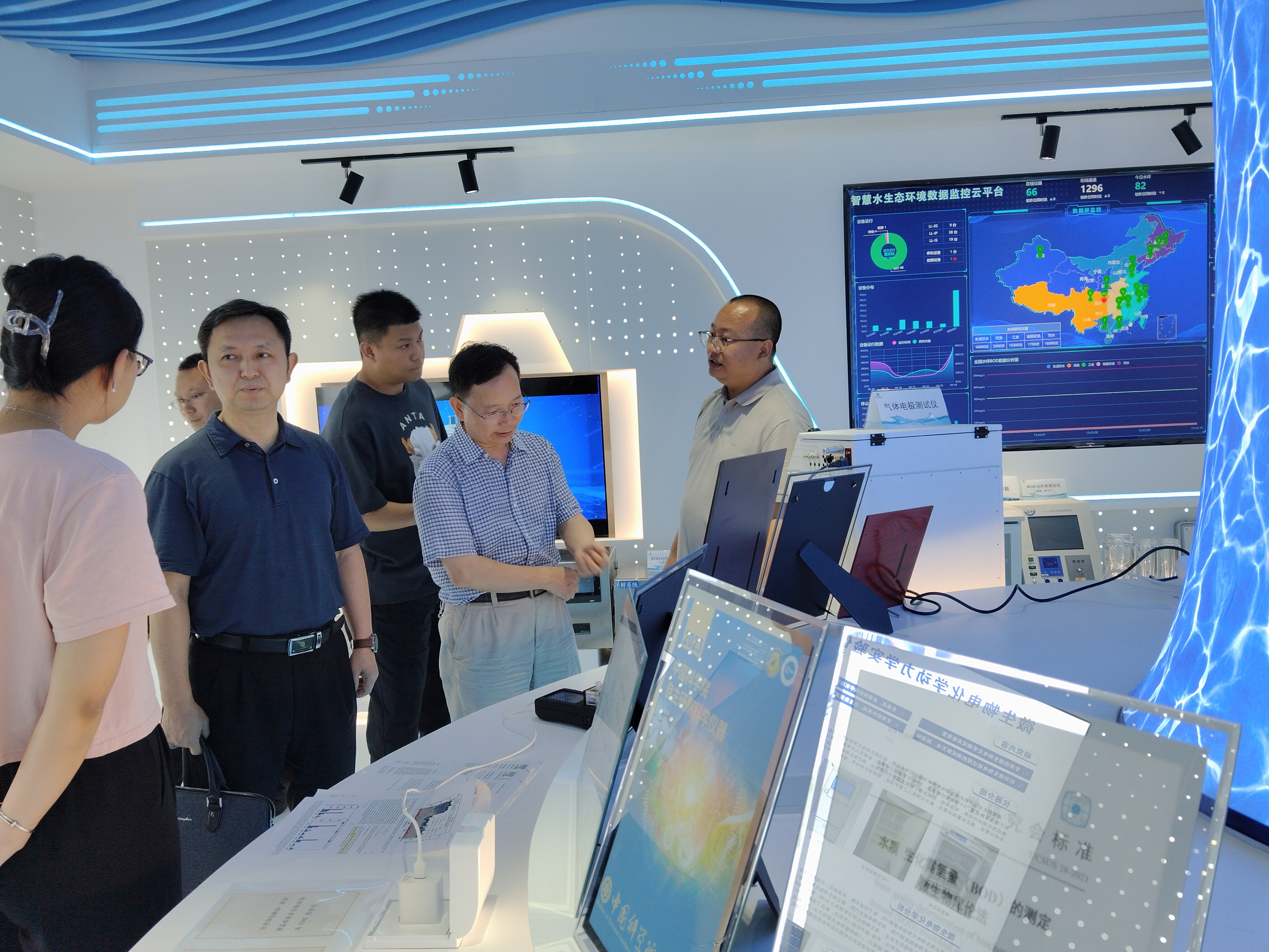 重慶市知識(shí)產(chǎn)權(quán)局副局長參觀我司儀器展廳