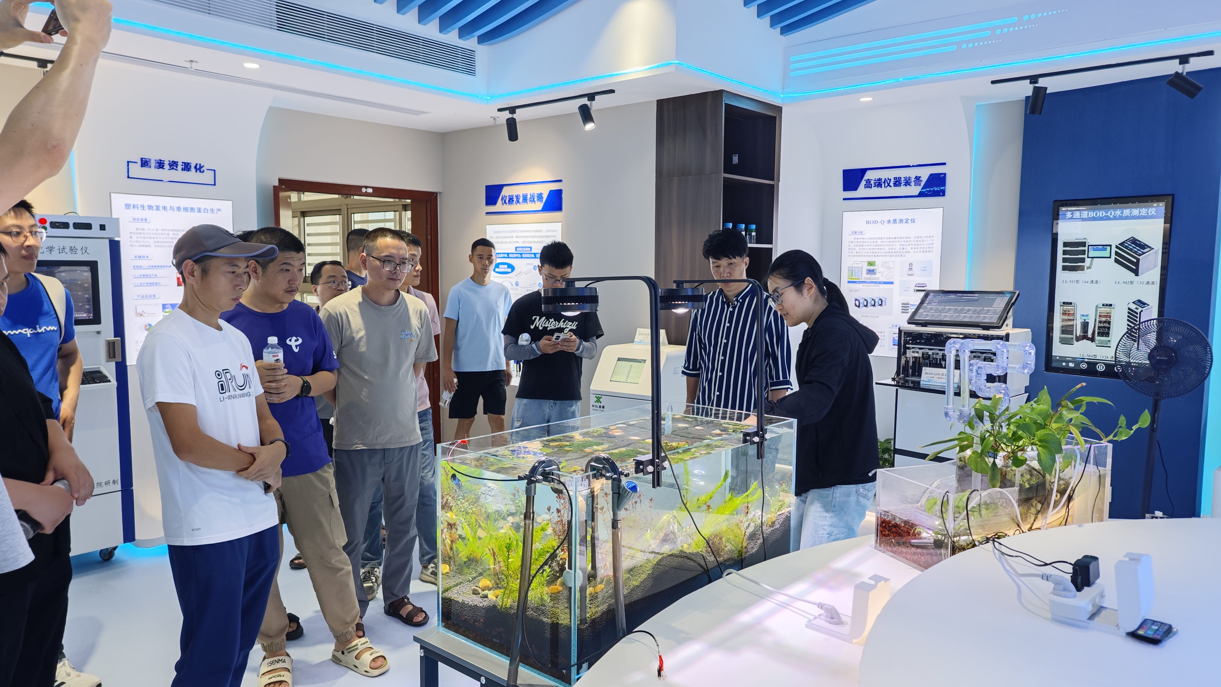 重慶軌道集團代表團一行參觀訪問我司儀器裝備展廳