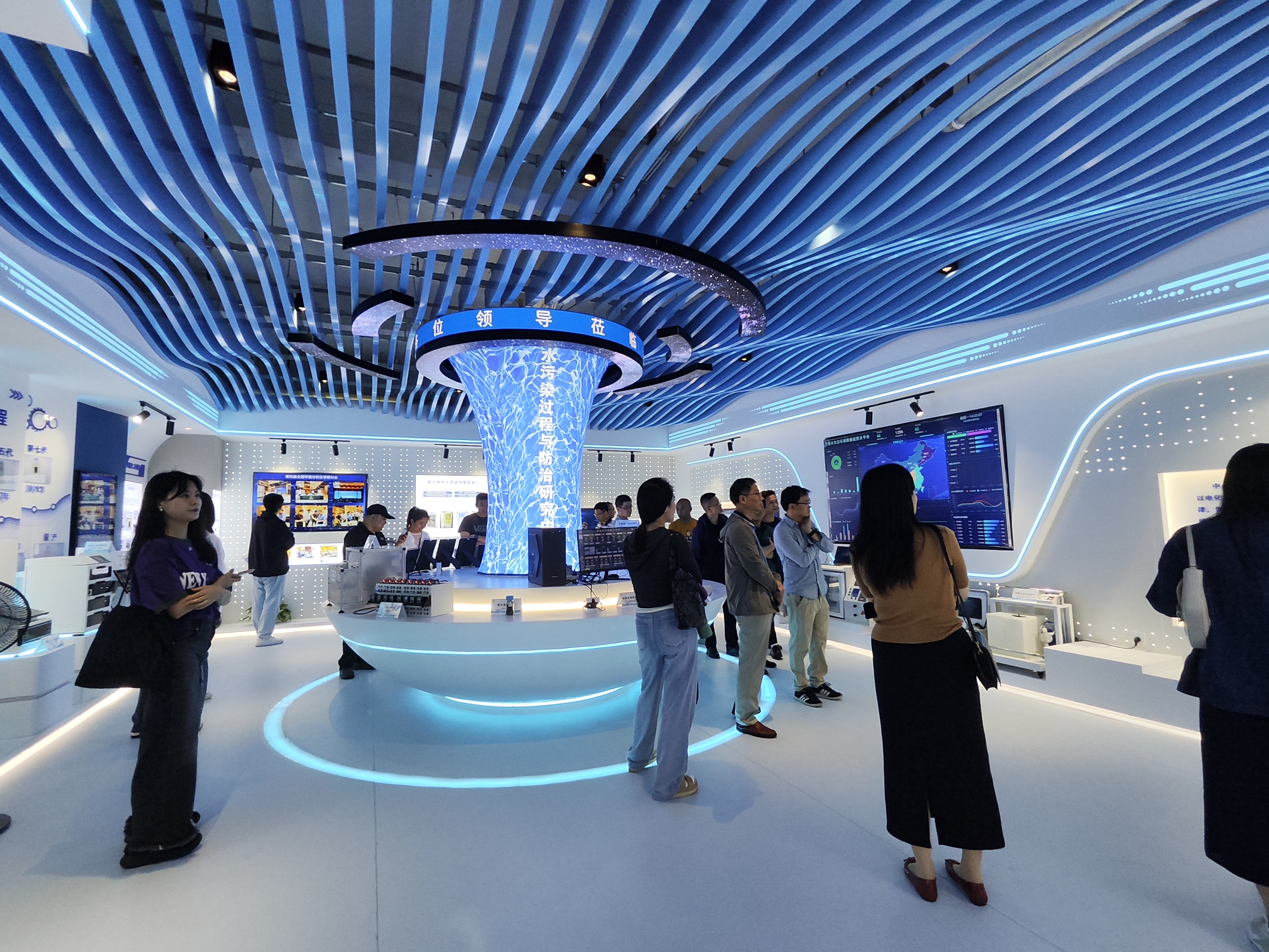 高校代表參觀我司儀器展廳