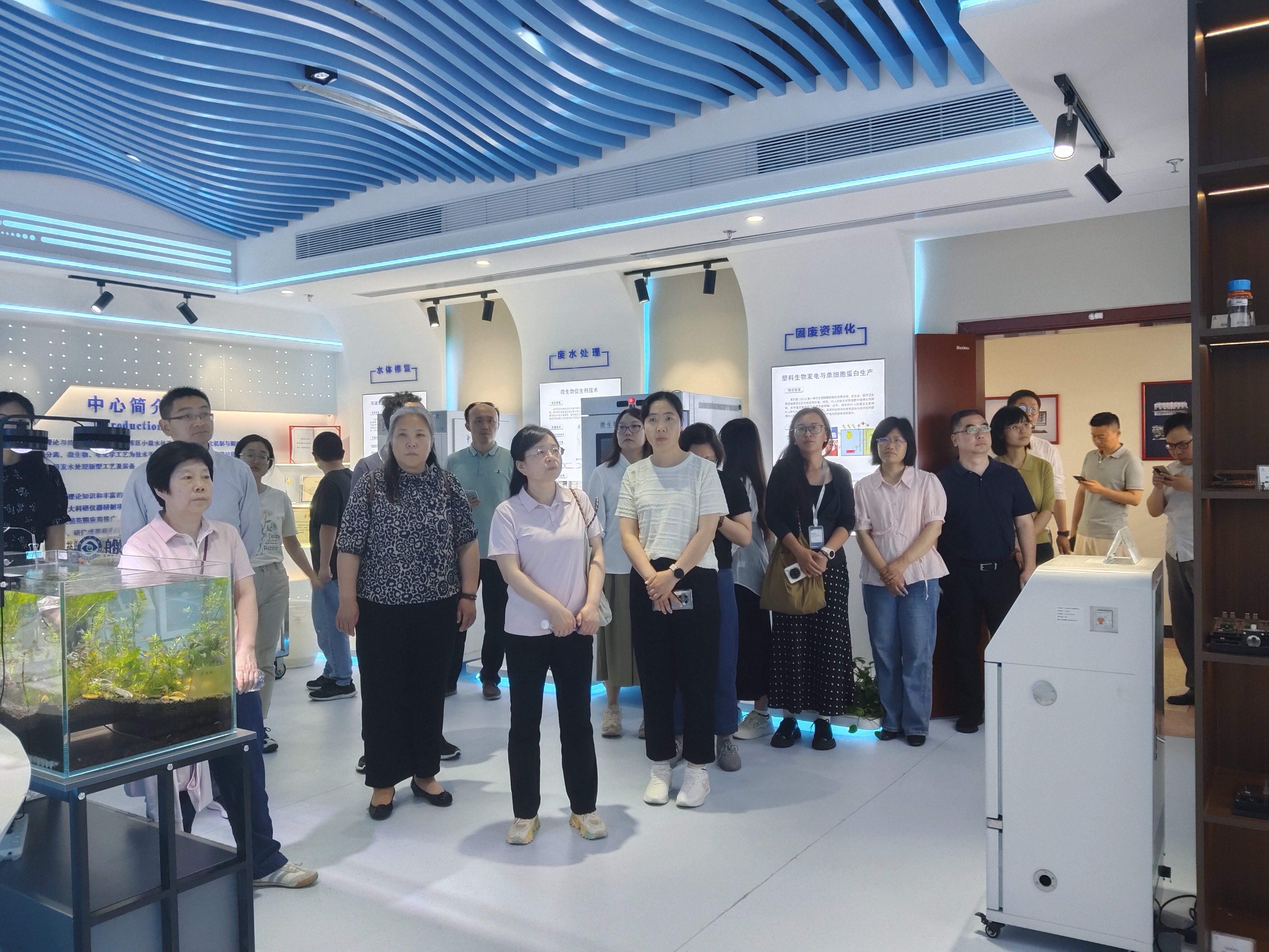 中科院物質片區(qū)區(qū)域中心代表團一行蒞臨我司儀器展廳