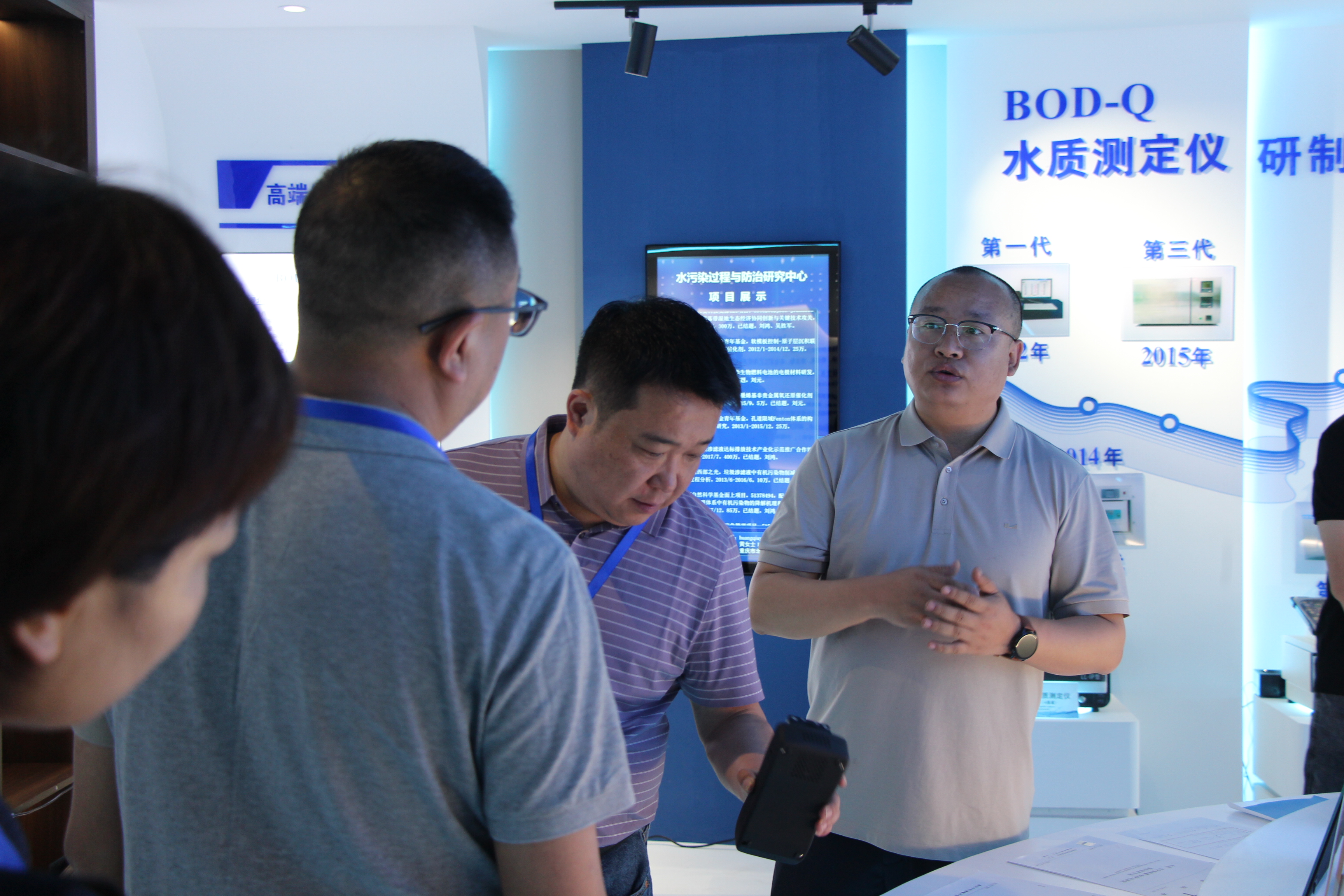 電信集團(tuán)一行參觀我司儀器展廳