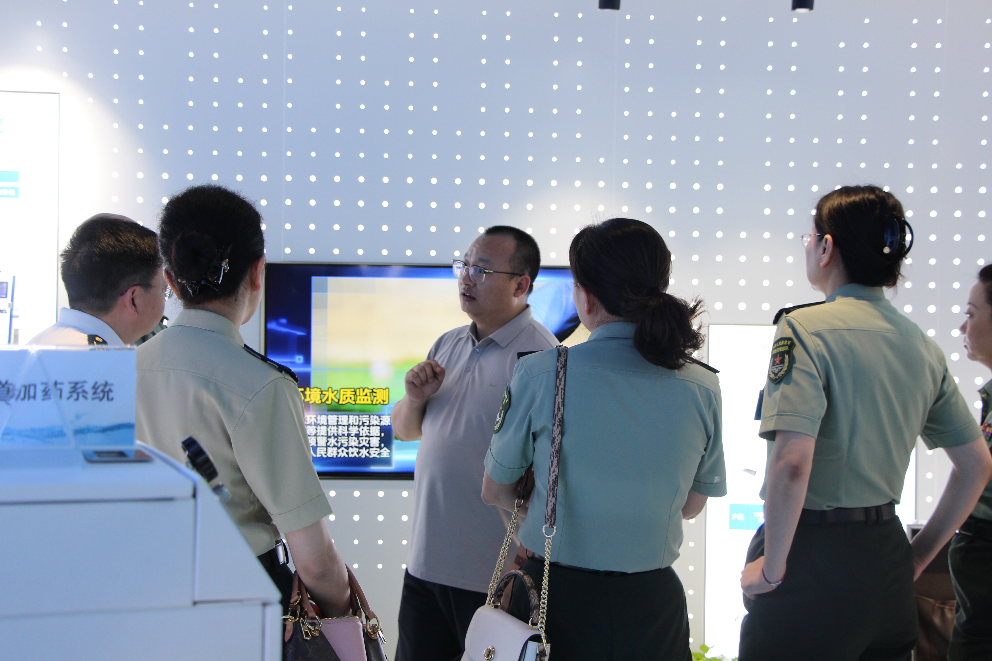 國(guó)科大一行參觀我司儀器展廳