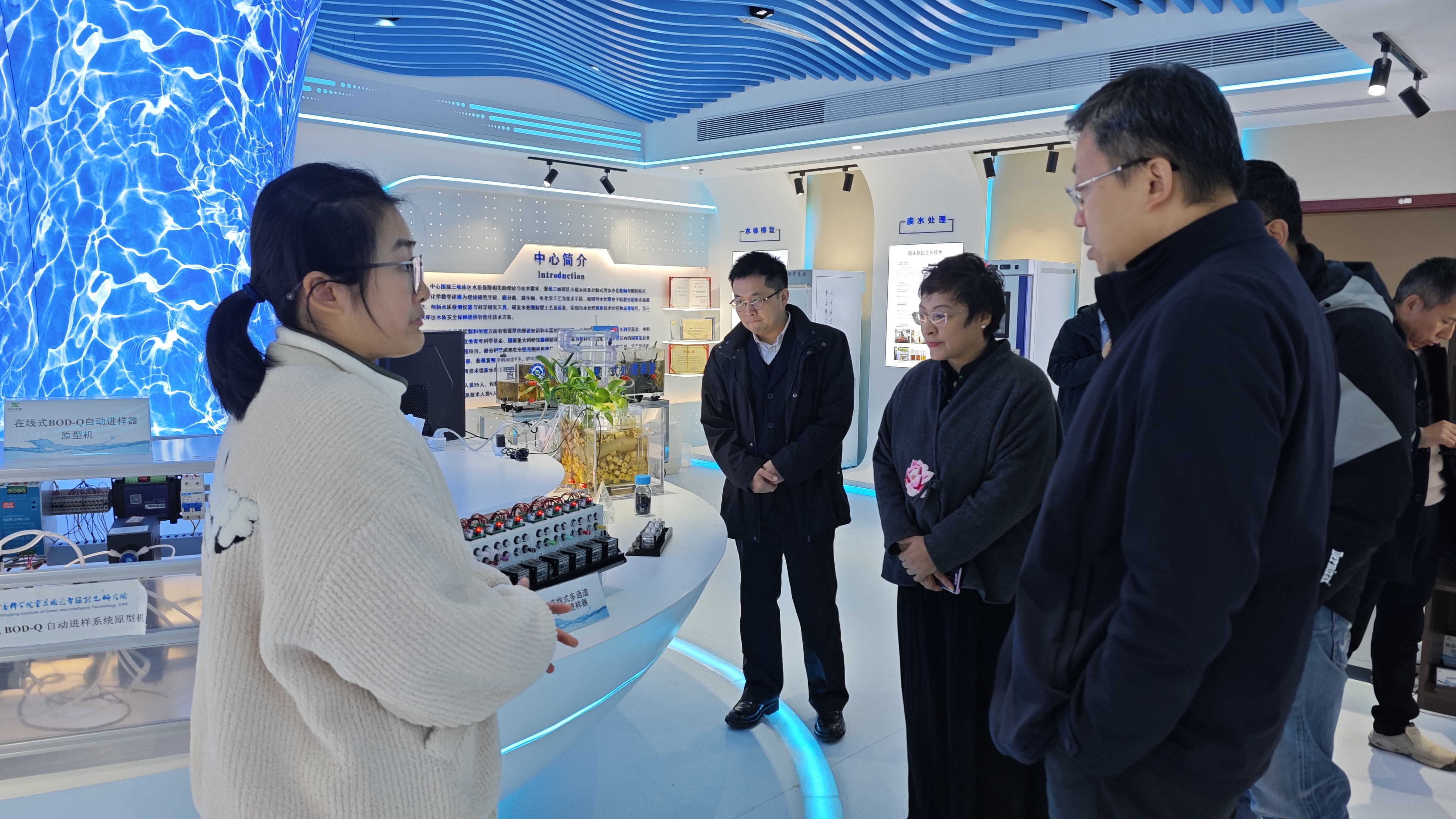 中國科學(xué)院新疆分院領(lǐng)導(dǎo)一行參觀我司儀器展廳