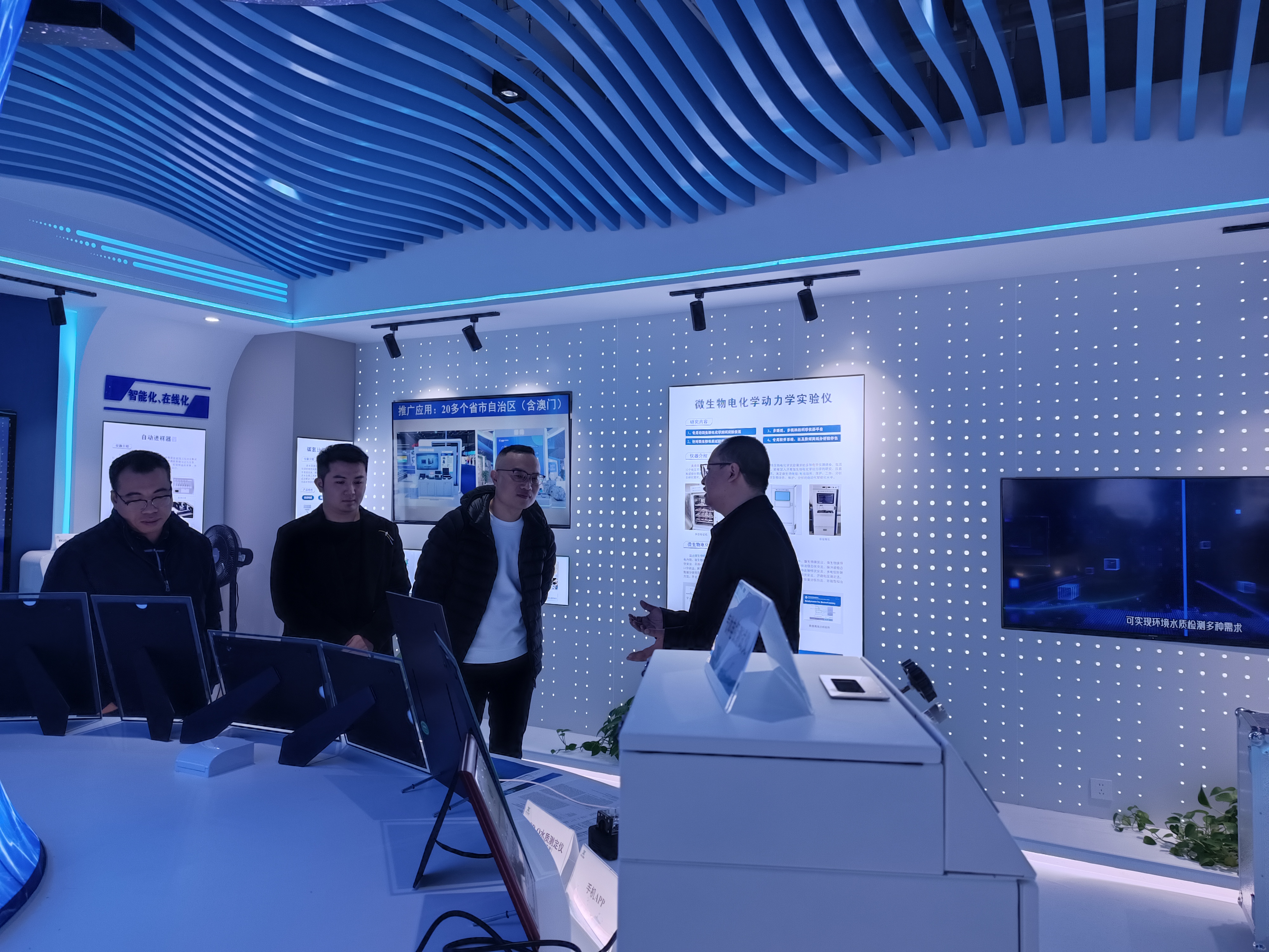 馬達(dá)加斯加金沙礦業(yè)公司一行參觀我司儀器展廳